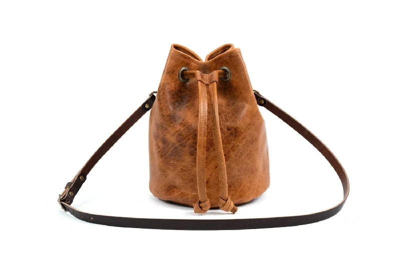 women's bucket bag with classic look -LEATHER BUCKET BAG - LARGE - PEANUT BISON