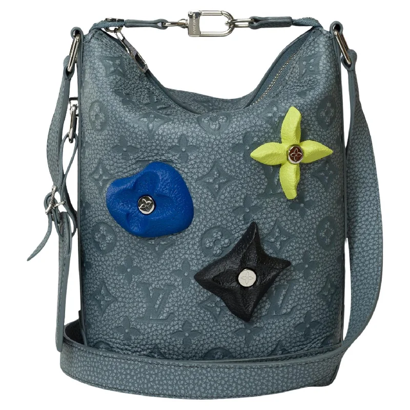 women's dumpling bag with floral accents -LOUIS VUITTON Virgil Abloh Fall-Winter 2022 Hobo Cruiser in grey leather, SHW