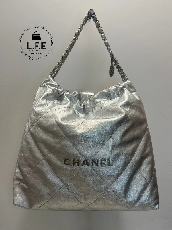 women's dumpling bag with feminine elegance -Chanel - Sac Hobo 22